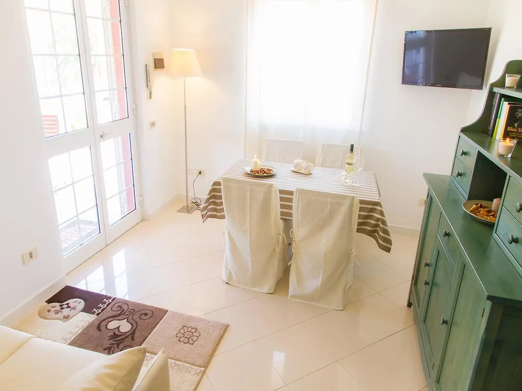 Gelso Bianco Apartments Кампофеличе-ди-Роччелла