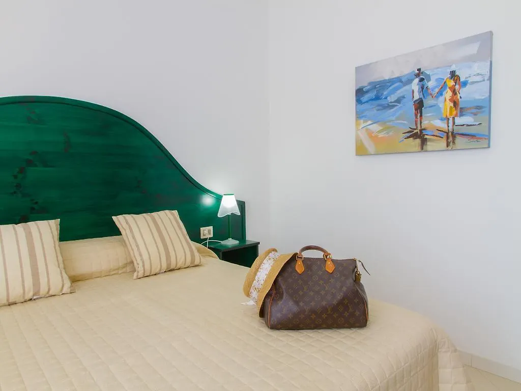 Gelso Bianco Apartments Кампофеличе-ди-Роччелла